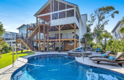 Long Beach House | Farmhouse at Turtle Creek by Oak Island Accommodations