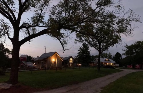 Tebbetts House | Farmhouse Fun Near Jefferson City — Family & Pet Friendly, Sleeps 6