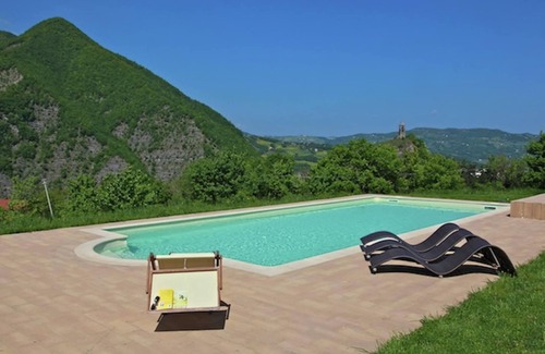 Lizzano in Belvedere House | Farmhouse in Imola with Pool & Waterfalls Nearby