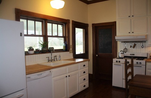 Mountain View House | Farmhouse on 150 acres, great family or hunters' getaway, 15 minutes from town!