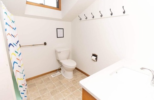 Wellington House | Farmhouse PEC - Centrally Located in PEC