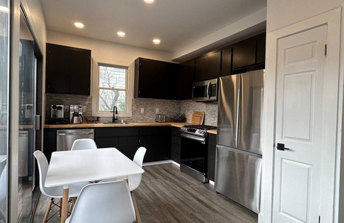 St. Helena House | Farmhouse Retreat Downtown Saint Helena