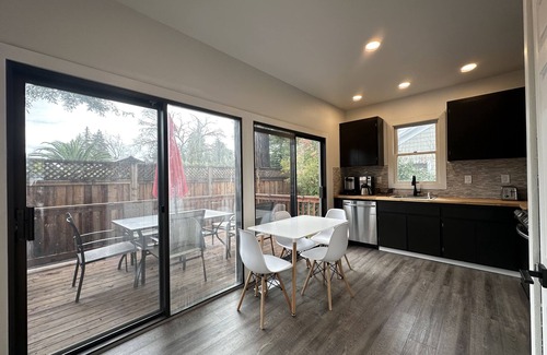 St. Helena House | Farmhouse Retreat Downtown Saint Helena