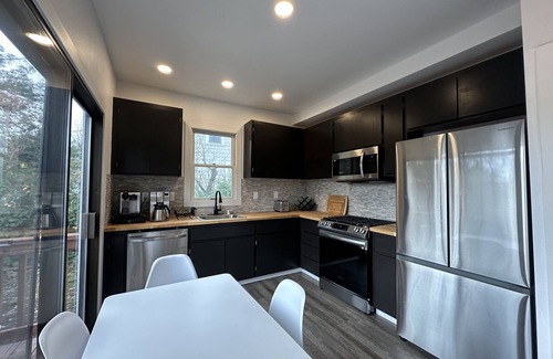 St. Helena House | Farmhouse Retreat Downtown Saint Helena