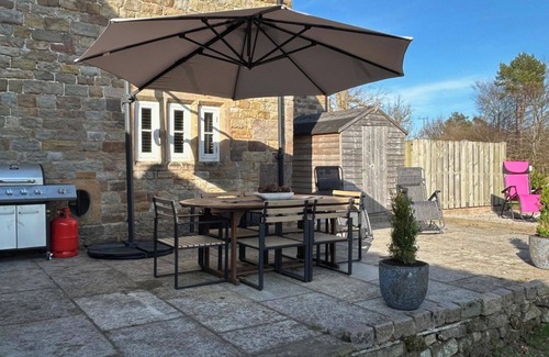 Winkhill House | Farmhouse - Sleeps 6 - Pet friendly - Garden