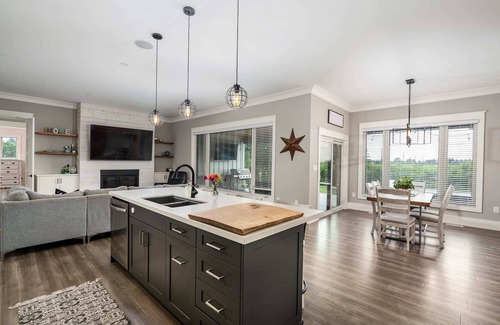 Niagara-on-the-Lake House | Farmhouse with Pool, Hot Tub and Vineyards!