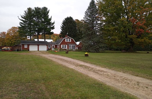 Alden House | Farmhouse w/hottub room close to slopes & shores!