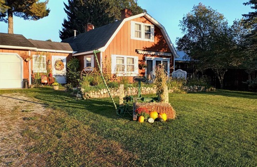 Alden House | Farmhouse w/hottub room close to slopes & shores!