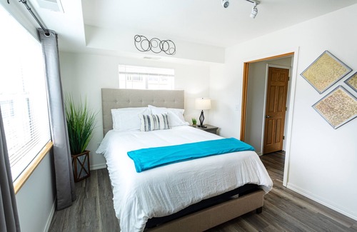Downtown Minneapolis Apartment | Fast WiFi❤️In-Unit W/D❤️Keurig+Coffee❤️55” Roku TV