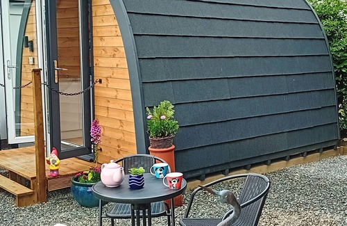 Sprowston Cabin | Fat Pete's Pod - Just 10 minutes from the Norfolk Broads and the City Of Norwich