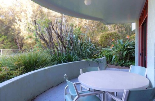 Mollymook Beach Apartment | Fathoms 1 Summary: Gr