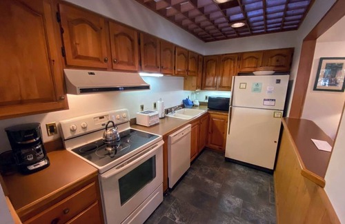 Bretton Woods Condo | FC44-1 minute walk from beginner ski trail, in the heart of Bretton Woods! Has A/C!