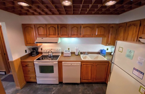 Bretton Woods Condo | FC44-1 minute walk from beginner ski trail, in the heart of Bretton Woods! Has A/C!