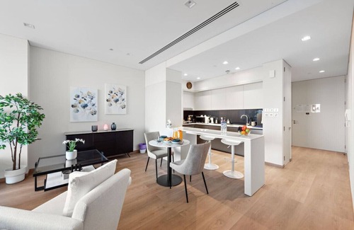DIFC Apartment | FCR | 1BR | Elegance with Burj Khalifa Views