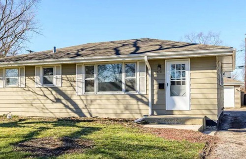 Wheaton House | Feel good, live well in this cozy Wheaton 3 bedroom!
