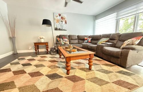 Ahuntsic-Cartierville Apartment | Feels like a Home ,Away from Home !