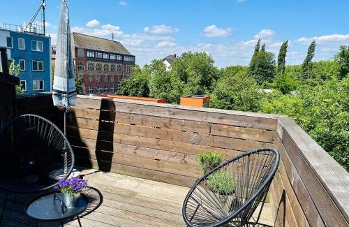 Bruckstraße Apartment | FeelsLikeHome - Urbane Altbauwohnung mit Dachterasse& Parkplatz