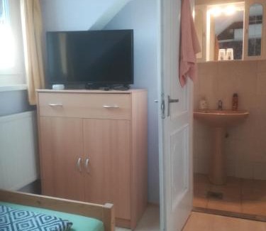 Tata House | Fekete Macska Panzió