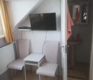 Tata House | Fekete Macska Panzió