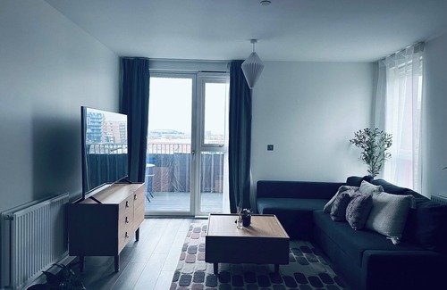 Botwell Apartment | Female-Only En-Suite Double Room in Modern Apartment