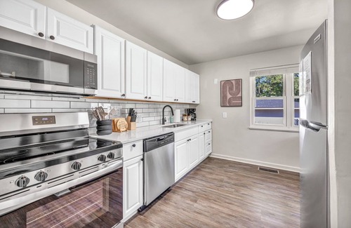 Berea House | Fenced & Pet-Friendly! Modern 2BR Retreat! CLE-BW