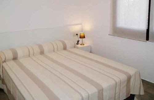 Llanca Apartment | Fener de Baix 83 House with garden and sea views