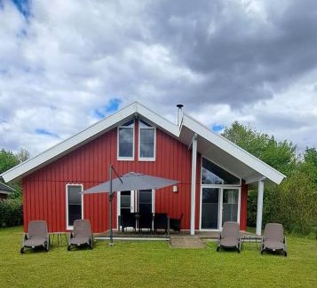 Twist House | Ferienhaus am See, (1-7 Pers.) Tretboot, Sauna, Whirlpool, Kamin, Kinderspieleparadies