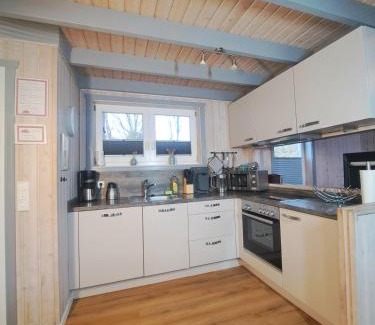 Twist House | Ferienhaus am See, (1-7 Pers.) Tretboot, Sauna, Whirlpool, Kamin, Kinderspieleparadies