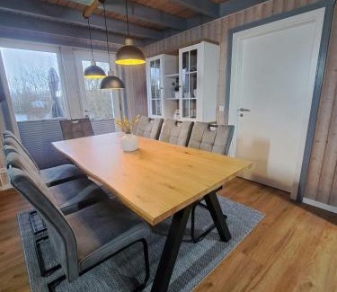 Twist House | Ferienhaus am See, (1-7 Pers.) Tretboot, Sauna, Whirlpool, Kamin, Kinderspieleparadies