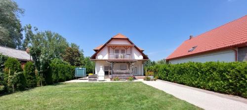Balatonmariafurdo House | Ferienhaus direkt am See mit Pool, WLAN, Spielplatz