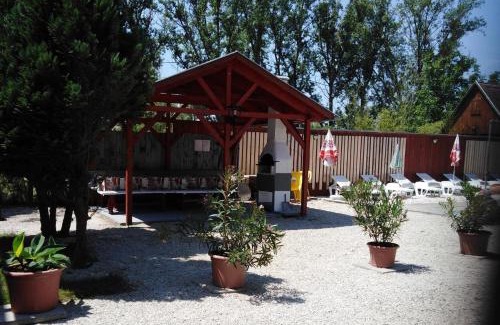 Balatonmariafurdo House | Ferienhaus direkt am See mit Pool, WLAN, Spielplatz