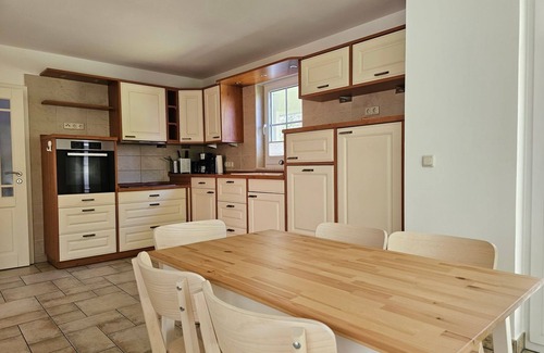 Graal House | Ferienhaus Fh26 - Großes Ferienhaus mit 3 Schlafzimmern und Rosengarten