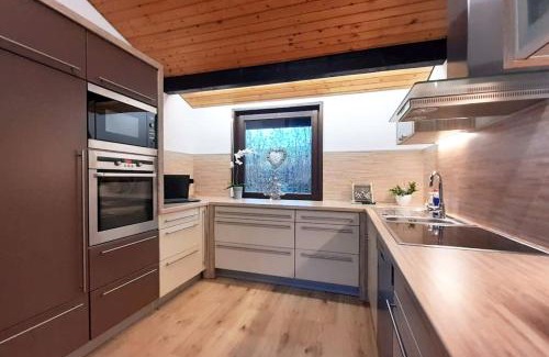 Feriendorf Hennesee House | Ferienhaus LENA im Sauerland direkt am Hennesee