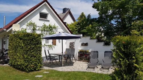 Karlshagen House | Ferienhaus Ostseebrise Usedom im Grünen familienfreundlich ruhig Parkplatz Terrasse Kamin