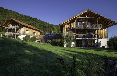 Aschau im Chiemgau Apartment | Ferienwohnung II mit Zwei Schlafzimmern und Süd-terrasse, 64 qm, Hund zu Buchbar