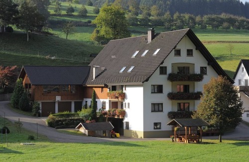 Oppenau Apartment | Ferienwohnung Bergfranzenhof, 120qm mit Bakon und Terrasse, 3 Schlafzimmer für max. 6 Personen