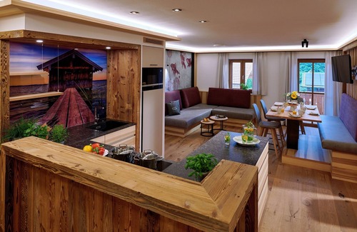 Chieming Apartment | Ferienwohnung Bootshütte, 1-5pers., 2sep. SZ, 2.og, Balkon mit Chiemseeblick