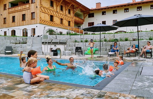 Chieming Apartment | Ferienwohnung Bootshütte, 1-5pers., 2sep. SZ, 2.og, Balkon mit Chiemseeblick