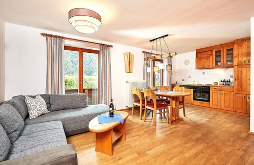 Groissenbach Apartment | Ferienwohnung Loferau 1 - 80 m² für 2-5 Pers. großer Wohnraum, 2 Schlafzimer, Sep. Küche, Balkon