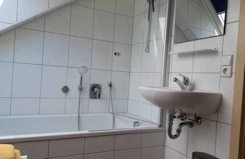 Calmbach Apartment | Ferienwohnung mit Balkon, 67 qm, 1 Schlafzimmer, 1 Wohn-/schlafzimmer, Max. 3 Personen