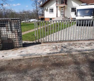 Kraljevo Apartment | Ferienwohnung Süß