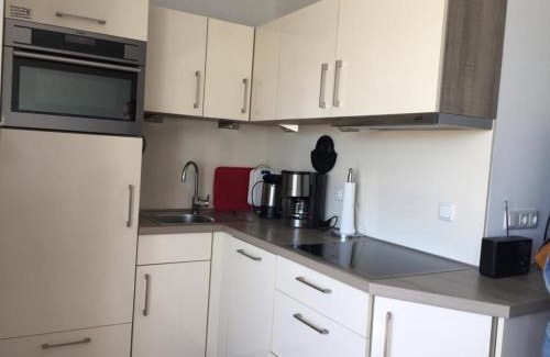 Heiligenhafen Apartment | Ferienwohnung Sandküste mit Strandkorb & Indoor Spielplatz