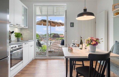 Laboe Apartment | Ferienwohnung "villa Laboe" Über 85qm² bis zu 5 Personen. Wohnzimmer mit Großer, Gemütlicher Sitzgruppe , Volleingerichtete Küche mit Geschirrspüler und Essplatz, Geäumiger Flur mit Garderobe, Smart-tv, Blu-ray, W-lan, 2 mal