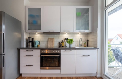Laboe Apartment | Ferienwohnung "villa Laboe" Über 85qm² bis zu 5 Personen. Wohnzimmer mit Großer, Gemütlicher Sitzgruppe , Volleingerichtete Küche mit Geschirrspüler und Essplatz, Geäumiger Flur mit Garderobe, Smart-tv, Blu-ray, W-lan, 2 mal