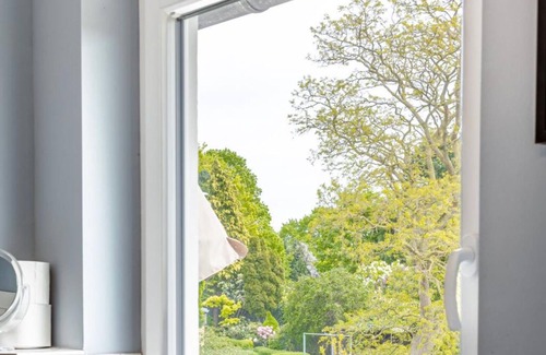 Laboe Apartment | Ferienwohnung "villa Laboe" Über 85qm² bis zu 5 Personen. Wohnzimmer mit Großer, Gemütlicher Sitzgruppe , Volleingerichtete Küche mit Geschirrspüler und Essplatz, Geäumiger Flur mit Garderobe, Smart-tv, Blu-ray, W-lan, 2 mal