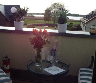 Mellenthin Apartment | Ferienwohnung Wasserblick mit Balkon