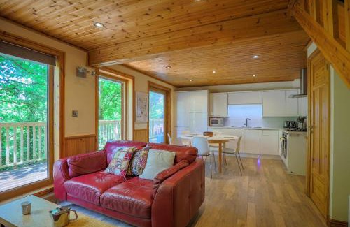 Liverton House | Fern Gully Lodge with Hot Tub - Spa Resort - Devon