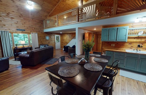 Laurelville Cabin | Fern Ridge Cabin - Hot Tub - 60 Acres with Trails!