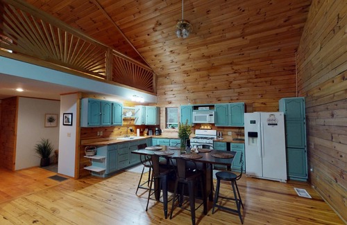 Laurelville Cabin | Fern Ridge Cabin - Hot Tub - 60 Acres with Trails!