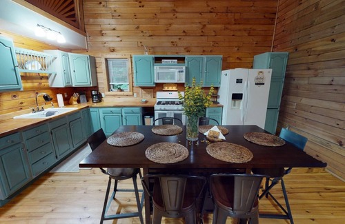 Laurelville Cabin | Fern Ridge Cabin - Hot Tub - 60 Acres with Trails!